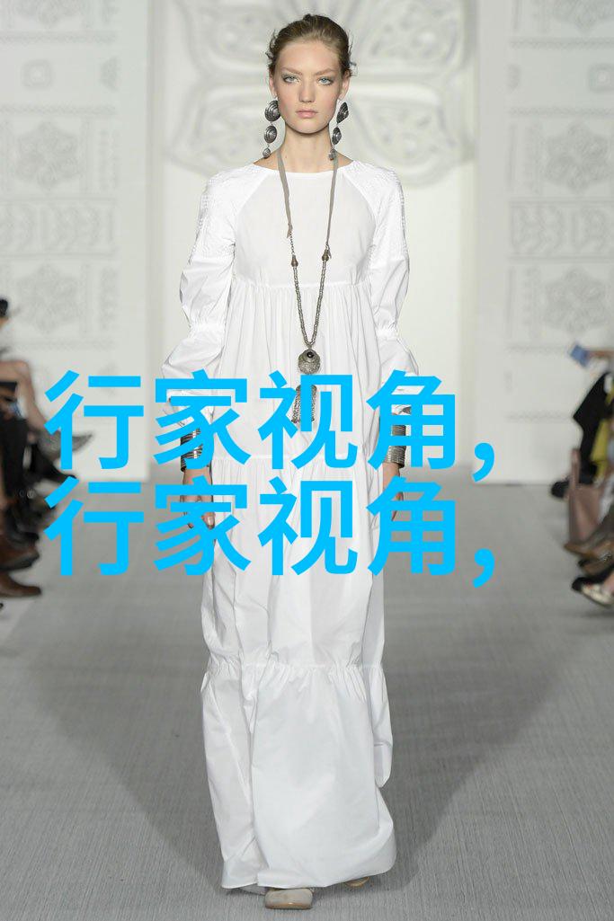 蓝色卫衣搭配绿色休闲裤